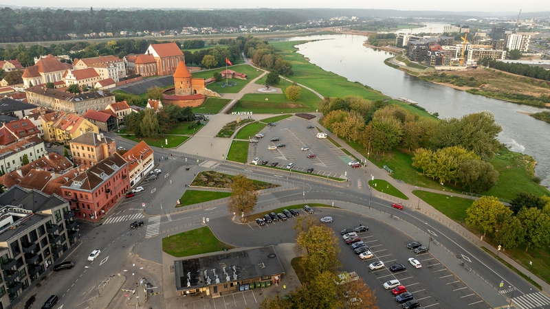 Kaunas laukia architektų idėjų: naujas pastatas, požeminė aikštelė prie Pilies, žalia erdvė virš jos