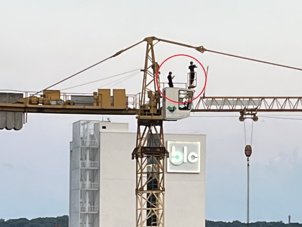 Pakraupo nuo jaunuolių pramogos: ant statybinio krano užsiropštė dėl asmenukės