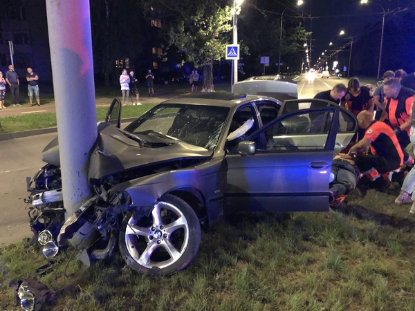 Kaune – ir vėl stiprus BMW smūgis į stulpą: vairuotojas girtas, yra sužalotų
