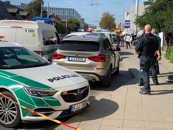 Vilniuje vyras pranešė nušovęs žmoną: moters lavonas rastas BMW automobilyje