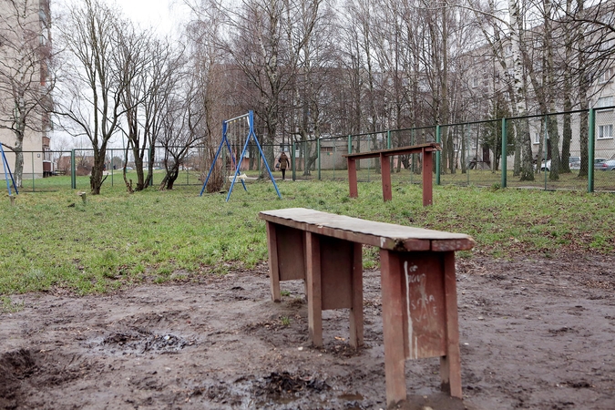 To dar nebuvo: sūpynes vaikams sumąstė įrengti šunų vedžiojimo aištelėje