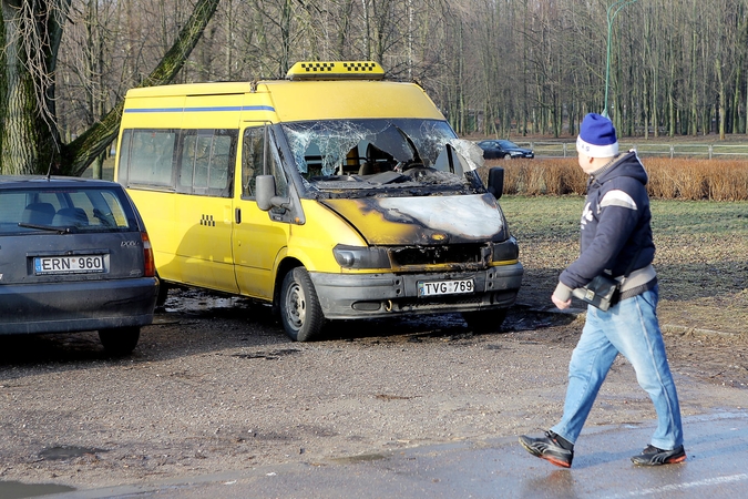 Naktį Klaipėdoje sudegė mikroautobusas