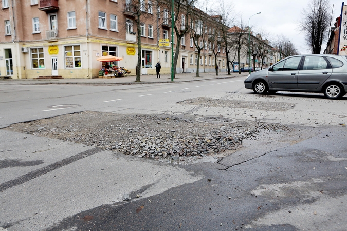 Duobės Sportininkų ir Malūnininkų gatvių sankryžoje užsibuvo per ilgai