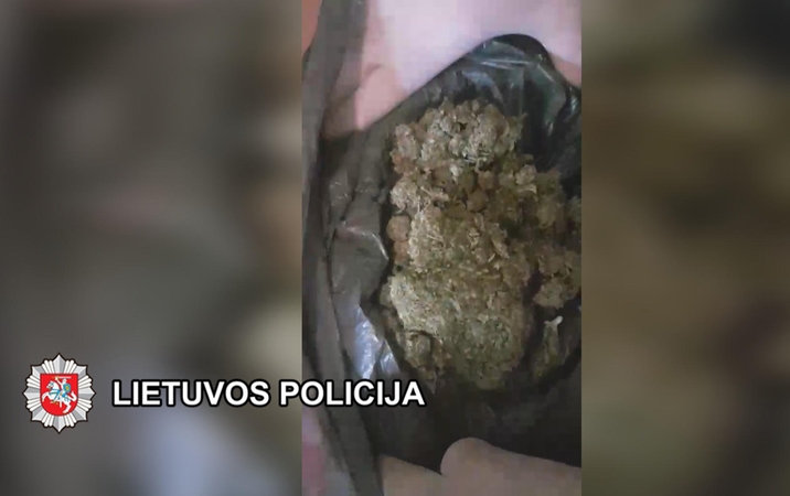 Klaipėdoje sulaikyti du įtariamieji mokyklos ir kiemo draugams platinę narkotikus