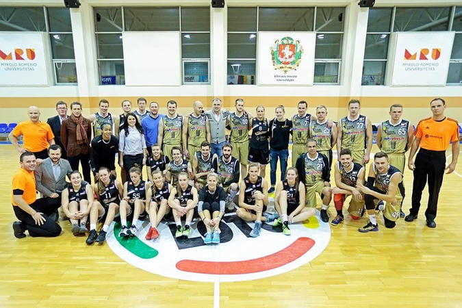 „Kibirkšties“ krepšininkės dar kartą nugalėjo žymių Lietuvos vyrų rinktinę