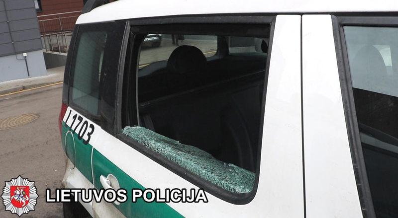 Girta mergina išspyrė policijos automobilio stiklą