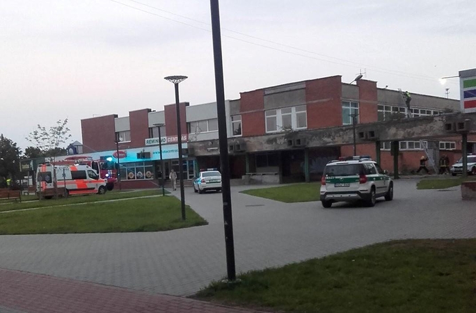 Apsvaigęs išsišokėlis ant stogo švaistėsi lazda, grasino nušokti