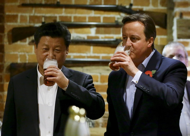 D. Cameronas nusivedė Kinijos prezidentą į tradicinį britišką barą