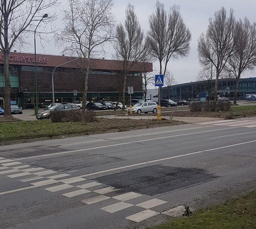 Situacija: Baltijos prospekto gyventojai, žengdami per pavojingą perėją, kurioje pasigendama šviesoforų ir greitį ribojančių kalnelių, jaučiasi nesaugūs.