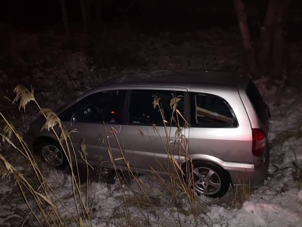 Girti vairuotojai nesuvaldė mašinų ir lėkė nuo kelio