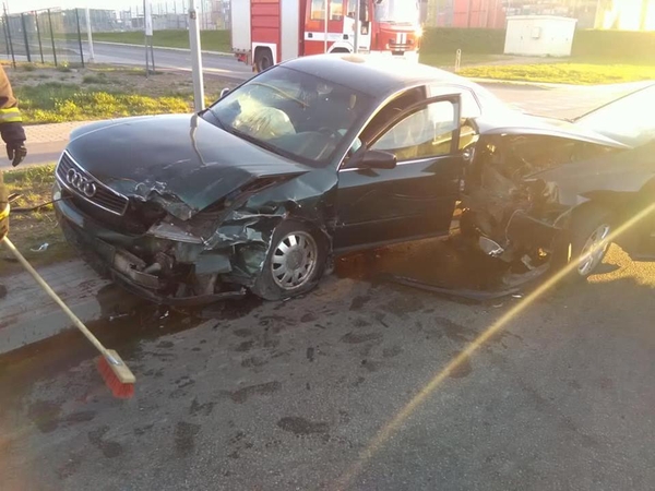 Saulės apakintas vairuotojas nepastebėjo tiesiai važiuojančios mašinos