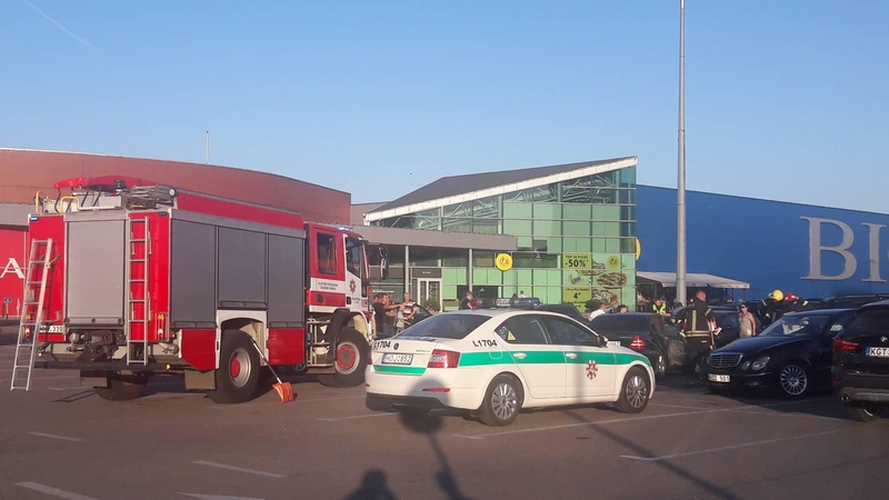 Aikštelėje prie prekybos centro susidūrė keturi automobiliai