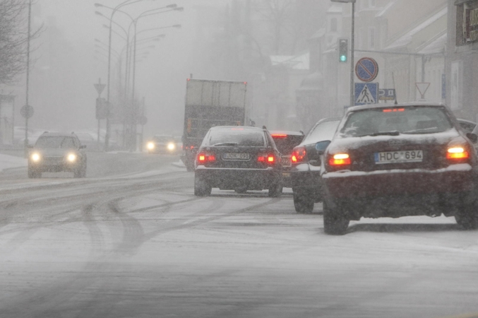 Žiema trauktis neskuba: pajūryje – žvarbus vėjas ir sniegas