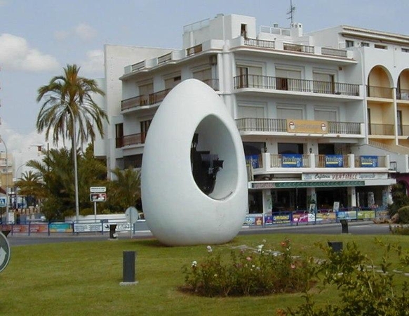 Įamžinta: kiaušinio formos monumentas Ibizos saloje.