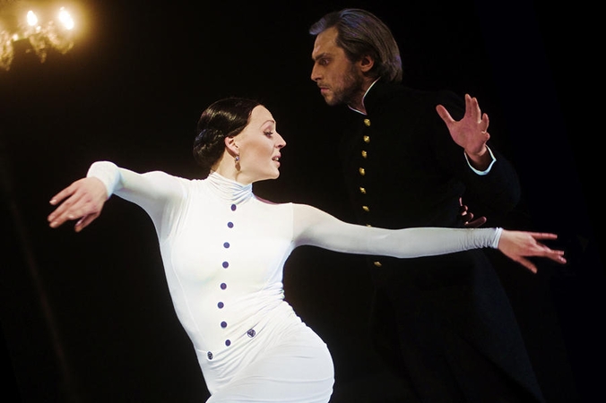 Scena iš spektaklio „Ana Karenina“.