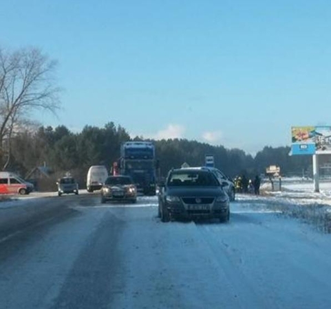 Prie HBH susidūrė vilkikas su lengvuoju automobiliu