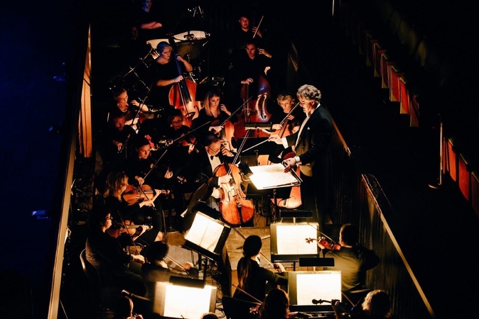 Klaipėdos valstybinio muzikinio teatro simfoninis orkestras, diriguoja T.Ambrozaitis.