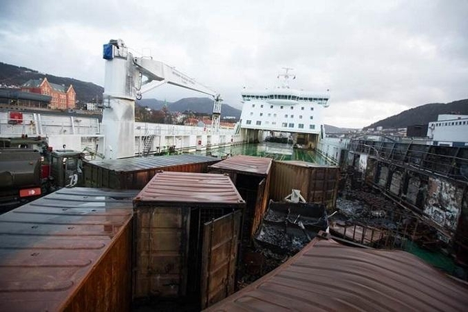 Vaizdelis: po gaisro laive "Britannia Seaways" matyti sudegę konteineriai.