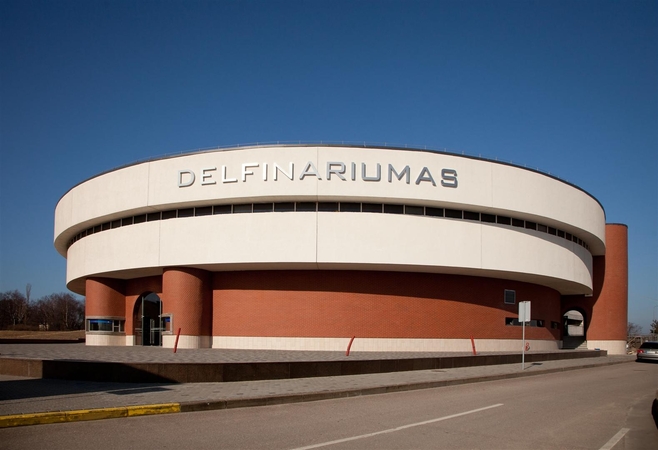 Delfinariume atidarytas baseinas po atviru dangumi