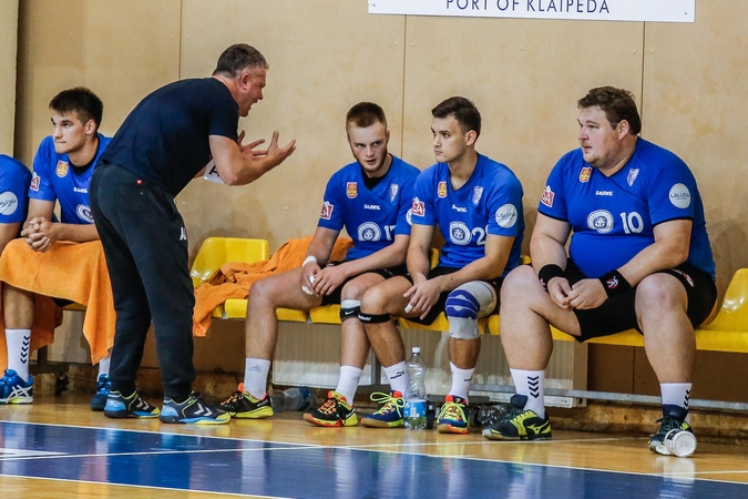 Emocijos: A.Juškėnas varžybų metu negaili griežtų žodžių ir patarimų sūnui.