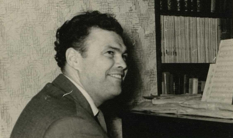 Kompozitorius E.Balsys prie fortepijono.