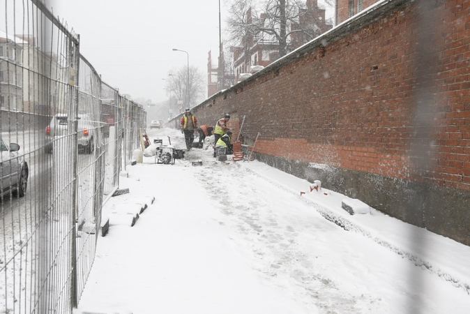 Kiek ilgai truks šiomis dienomis atnaujintas raudonų plytų atitvaro remontas, lems oro sąlygos.