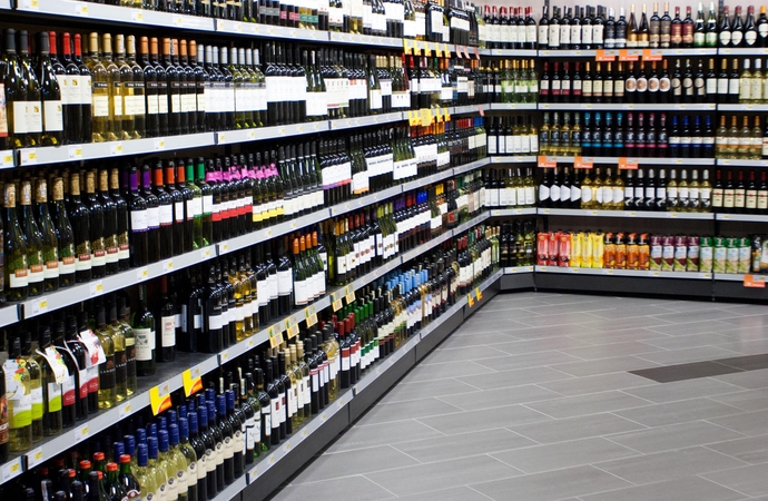 Alkoholinių gėrimų rinka toliau traukiasi 