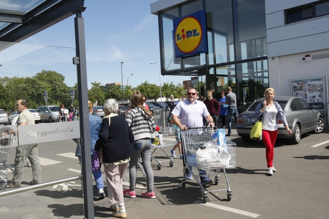 Masina: klaipėdiečių susidomėjimas parduotuve "Lidl" neslopsta. Pirkėjai prie įėjimo stoviniuoja net ir nuo 7 val. ryto.