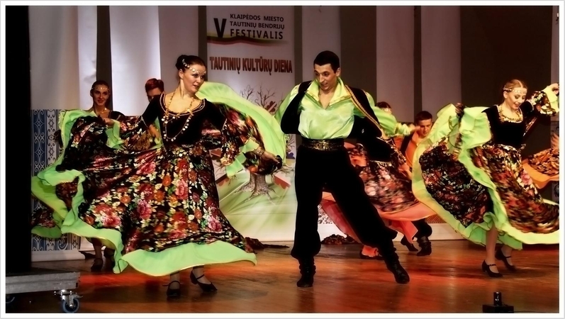 Į šių metų festivalį atvyko Baltarusijos valstybinio universiteto šokių kolektyvas "Кryžačiok", kuris renginyje šoko kelių tautybių šokius.