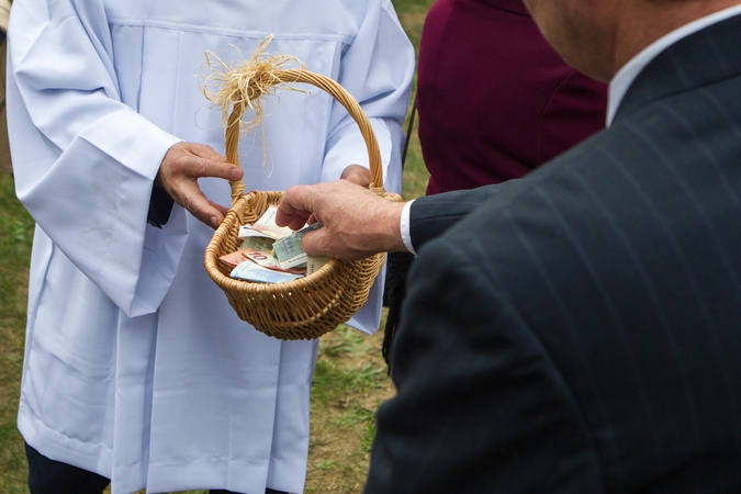 Įkainiai: motinas papiktino vienoje iš bažnyčių išgirstas nurodymas susimokėti 28 eurus už vaikų paruošimą pirmajai komunijai.