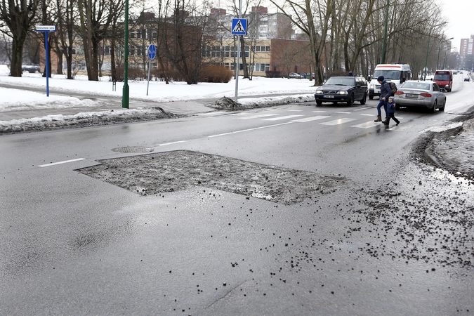 Netvarka: vairuotojai skundėsi, kad jau porą mėnesių nesugebama civilizuotai "užlopyti" Debreceno gatvėje įgriuvusio asfalto.