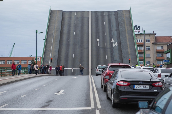 Sprendimas: darbo dienomis tiek rytais, tiek vakarais Pilies tiltą siūloma laikyti pakeltą trumpiau.