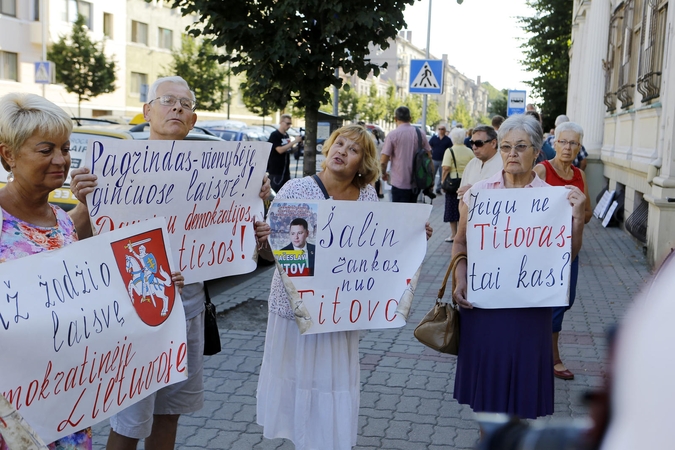 Įvairovė: visoje šalyje pagarsėjusiame pikete buvo ir tarybos nario V.Titovo gerbėjų.