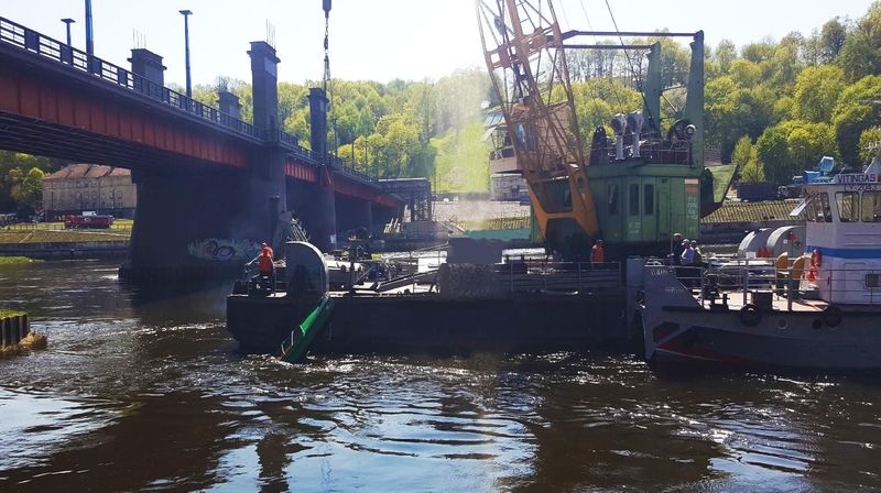 Kaune plaukiojantis kranas „PK-10“ iš vandens iškėlė valtį, kuriai apvirtus nuskendo žemkasės „Nemunas-7“ kapitonas-mechanikas.
