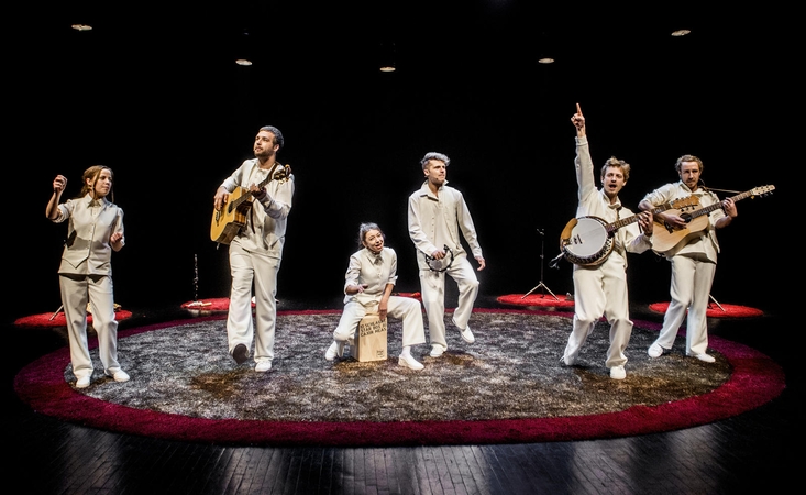 Scena iš Keistuolių teatro spektaklio „Pyp pyp!“ (rež. A.Giniotis).