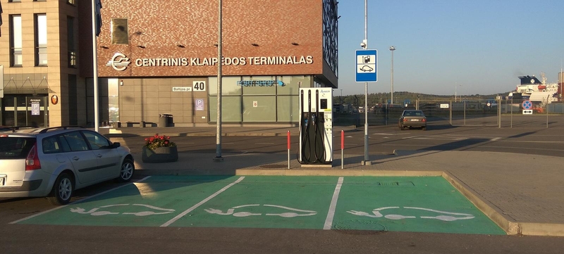 Naujovė: šalia Centrinio Klaipėdos terminalo atsirado automobilių įkrovimo aikštelė.