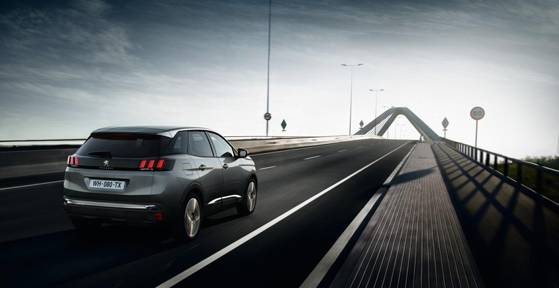 Automobilių dizaino tendencijos: nuo didelių ekranų iki dingstančio vairo