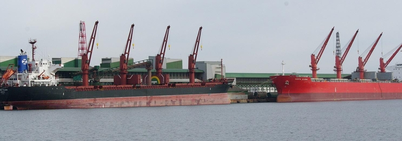 Sėkmė: Birių krovinių terminalas, prie kurios naudojamų krantinių šiemet nuolat stovi ne mažiau kaip du laivai, krauna beveik 37 proc. daugiau krovinių nei pernai.