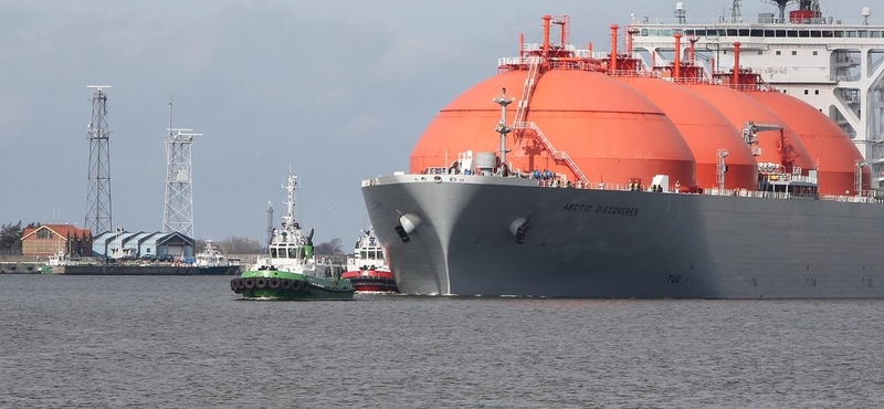 Sutarimas: Galima pamatyti, kad didelius laivus į uostą kartu lydi ir žalieji („KLASCO Towage Assistance“) ir raudonieji („Towmar Baltic“) vilkikai.