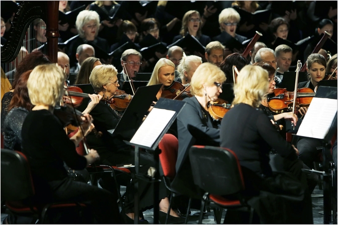 Proginis: šventiniame koncerte, skirtame Klaipėdos krašto prijungimo prie Lietuvos 92-osioms metinėms, kartu scenoje pasirodys Muzikinio teatro choras ir Mažosios Lietuvos simfoninis orkestras.