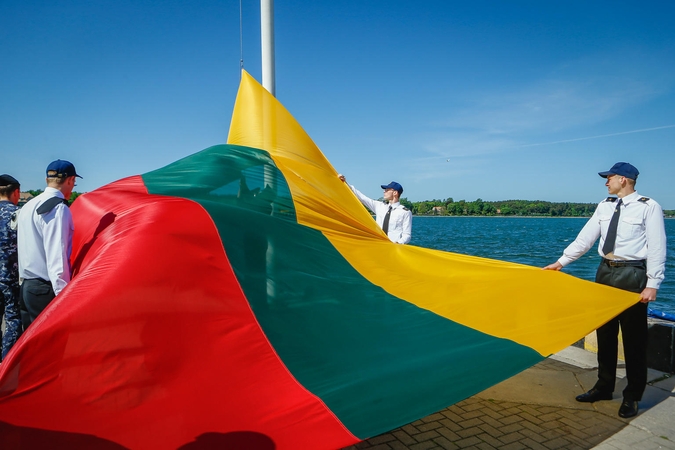 Būsimieji karinių jūrų pajėgų karininkai prisiekė Tėvynei