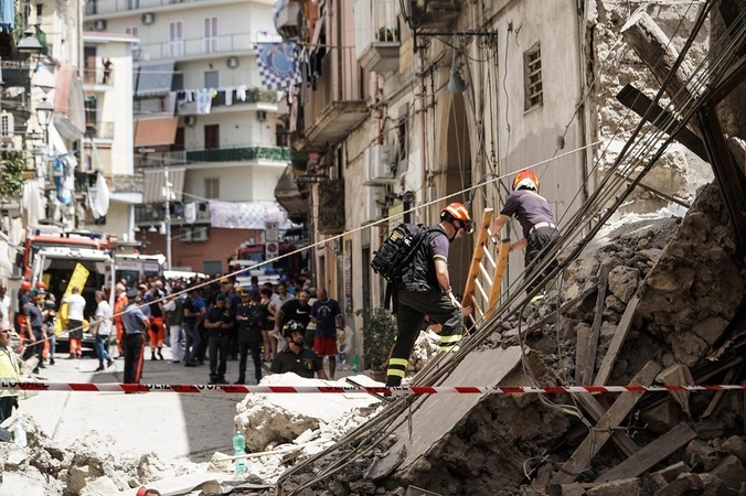 Tragedija Italijoje:netoli Neapolio sugriuvus pastatui žuvo moteris ir du vaikai