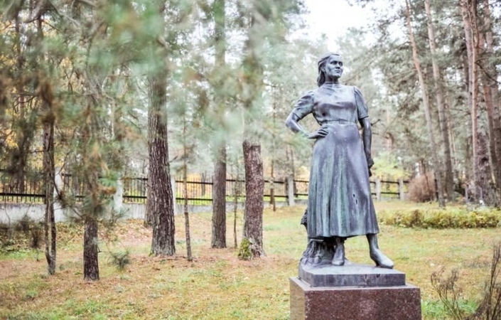 Paminklas S. Nėriai Petrašiūnų kapinėse