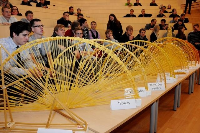 VGTU studentų tiltas iš makaronų atlaikė 122 kilogramų svorį