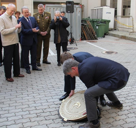 Lemtingą sausį prie Seimo išgręžtas gręžinys uždengtas bronziniu dangčiu