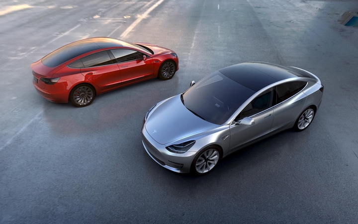 "Tesla" planuoja iki 2018 m. pagaminti pusę milijono elektromobilių