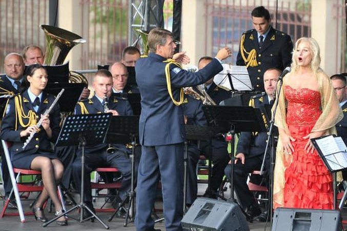 Karinių oro pajėgų orkestras ir solistė Nomeda Vilkanauskaitė-Kukulskienė 