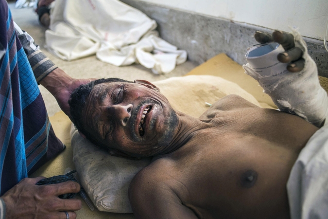 Bangladeše po cemento gamyklos nuolaužomis įstrigo apie 100 žmonių
