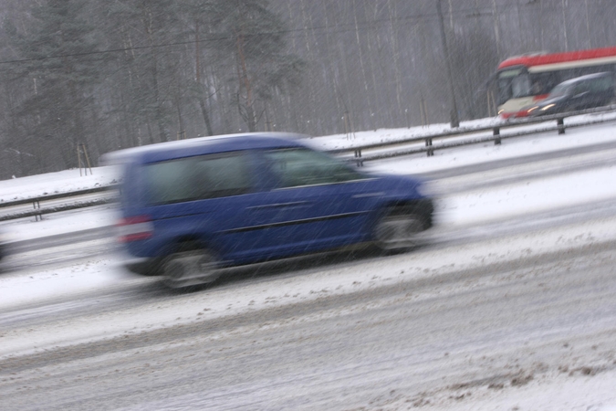 Kelininkai įspėja dėl pavojingų eismo sąlygų naktį 
