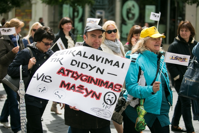 Seimas nukėlė etatinio pedagogų apmokėjimo klausimą